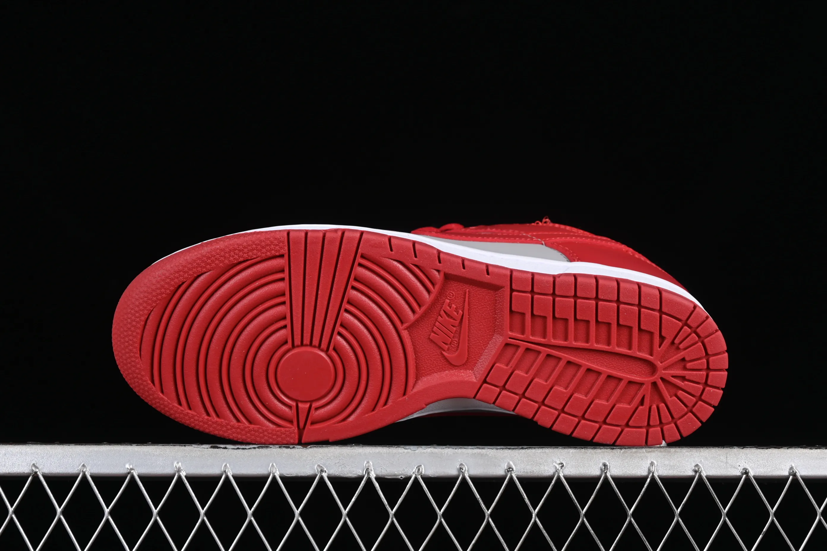 All Categories Nk SB Dunk Series Nk SB Dunk Low Low-top sneakers Nk SB Dunk Low Gray and red color Low-top casual sports skateboard shoes CW1590-0002